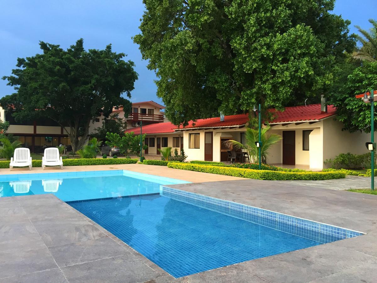 Los Jazmines Hotel Resort Warnes エクステリア 写真