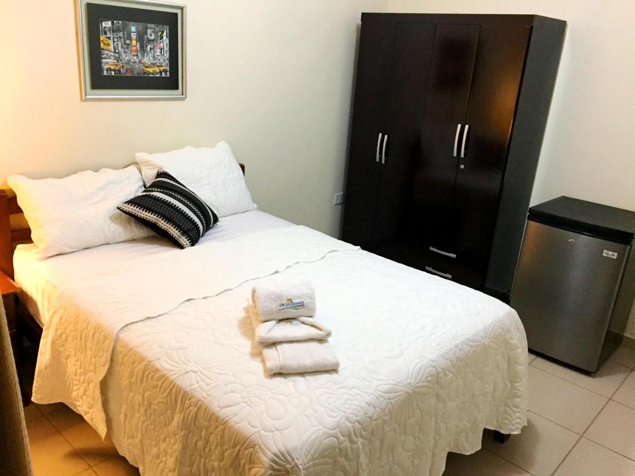 Los Jazmines Hotel Resort Warnes エクステリア 写真