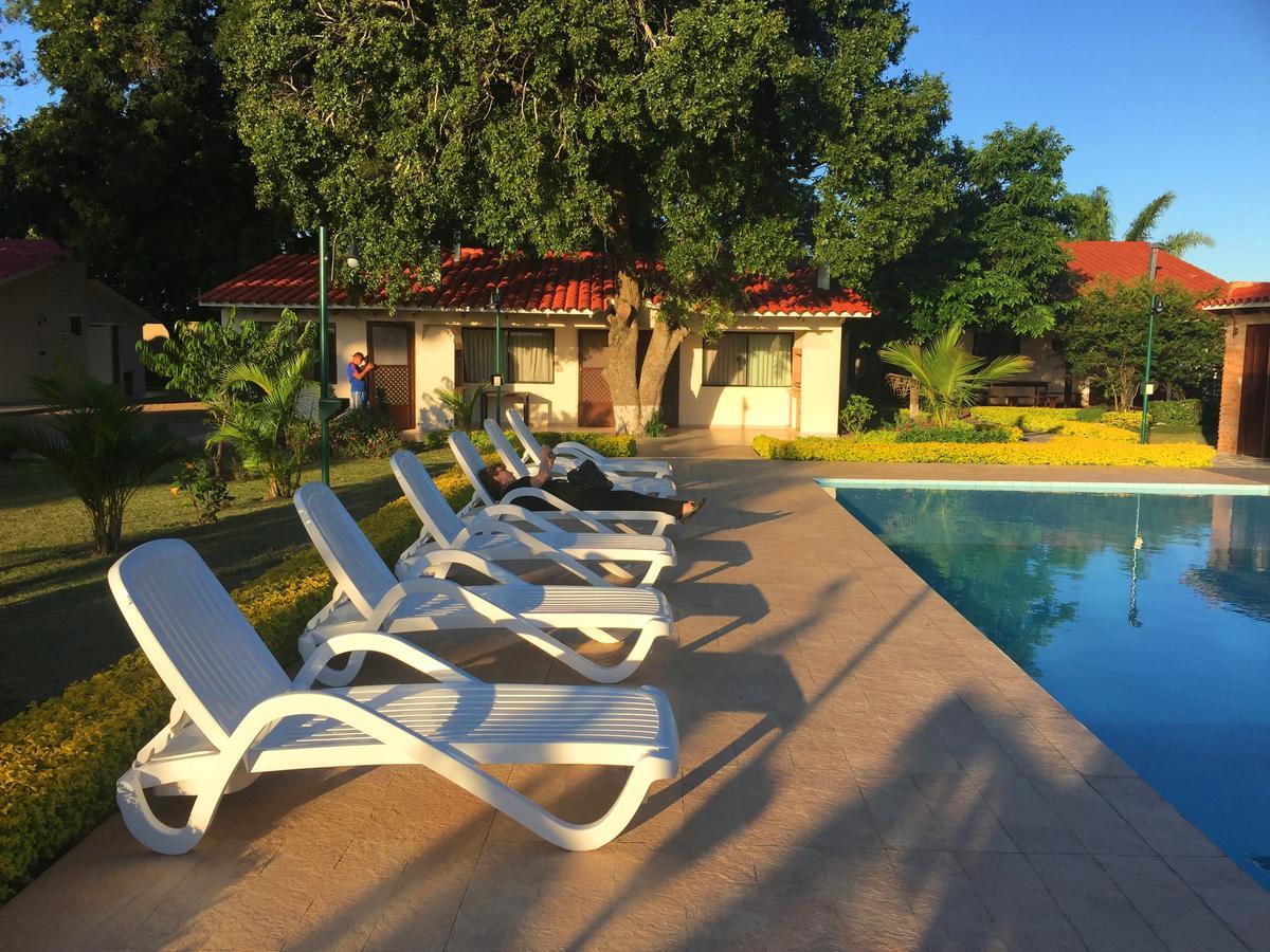 Los Jazmines Hotel Resort Warnes エクステリア 写真