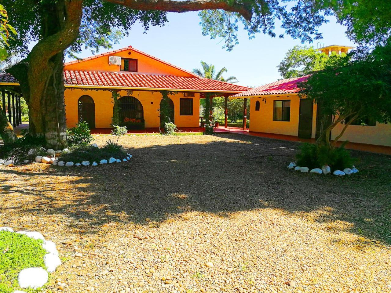 Los Jazmines Hotel Resort Warnes エクステリア 写真