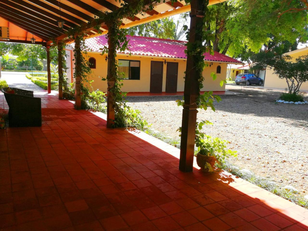 Los Jazmines Hotel Resort Warnes エクステリア 写真