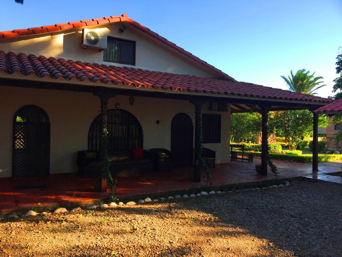 Los Jazmines Hotel Resort Warnes エクステリア 写真