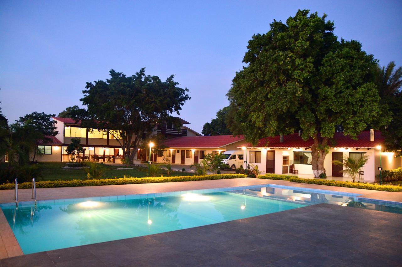 Los Jazmines Hotel Resort Warnes エクステリア 写真