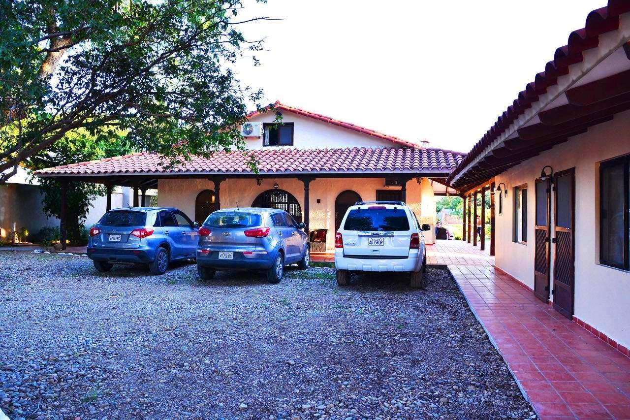 Los Jazmines Hotel Resort Warnes エクステリア 写真