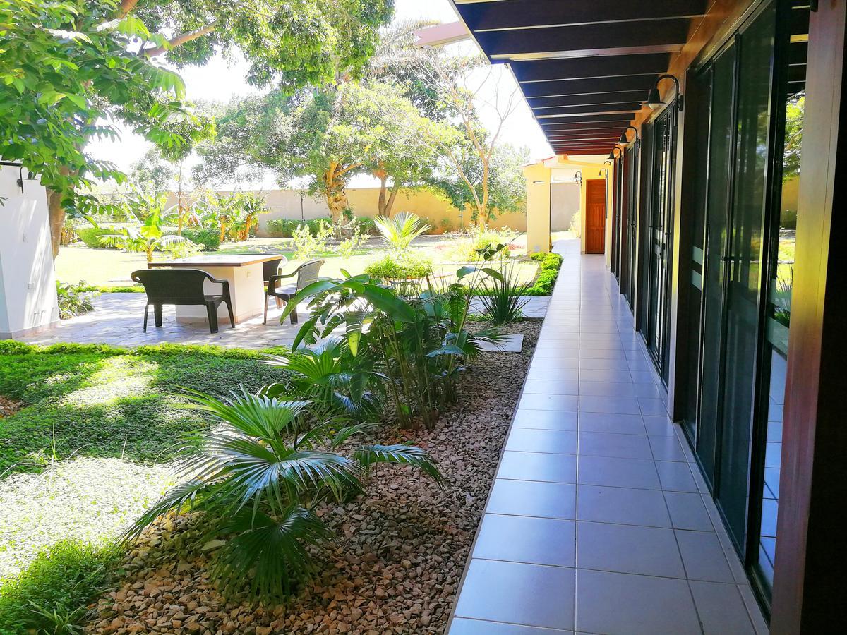 Los Jazmines Hotel Resort Warnes エクステリア 写真