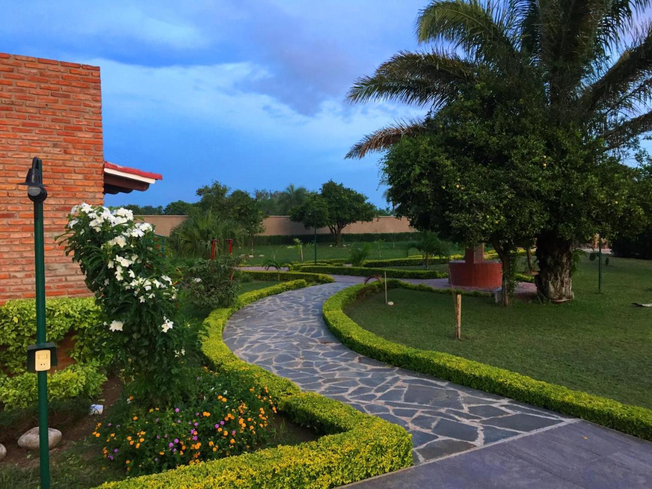 Los Jazmines Hotel Resort Warnes エクステリア 写真