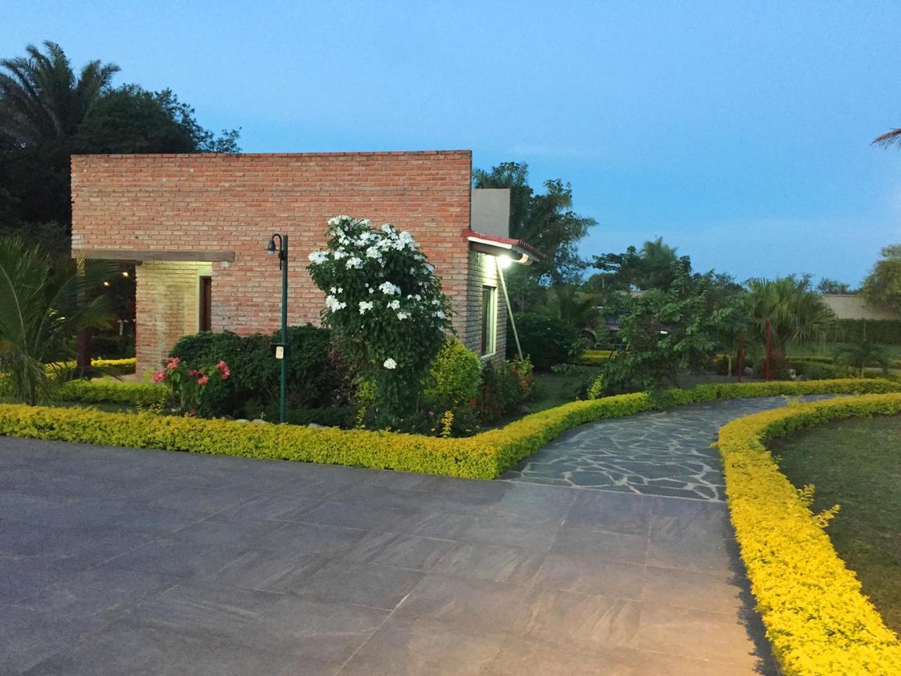 Los Jazmines Hotel Resort Warnes エクステリア 写真
