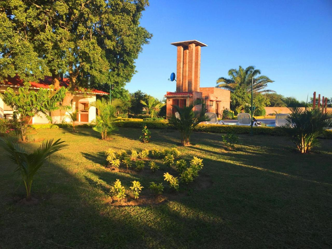 Los Jazmines Hotel Resort Warnes エクステリア 写真