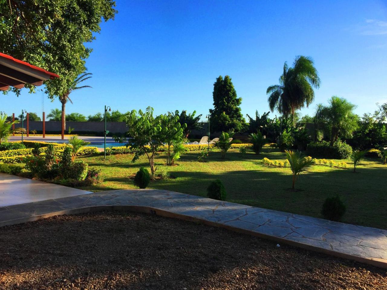 Los Jazmines Hotel Resort Warnes エクステリア 写真